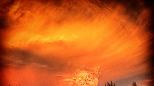 Стовп з попелу і диму досягав  20 км.