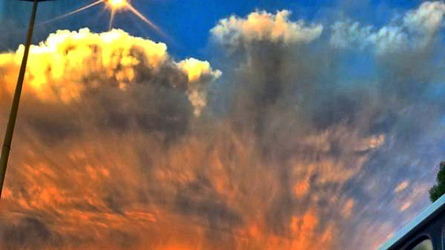 Стовп з попелу і диму досягав  20 км.