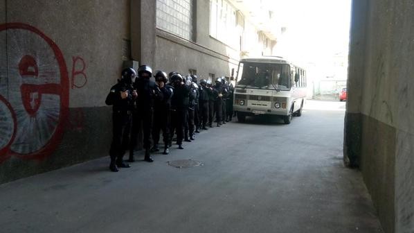 Неизвестные в камуфляже не пускают киевских адвокатов на съезд