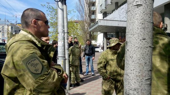 Неизвестные в камуфляже не пускают киевских адвокатов на съезд