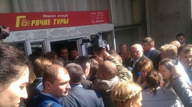 Неизвестные в камуфляже не пускают киевских адвокатов на съезд