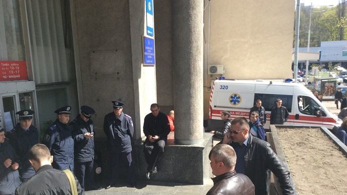 Съезд открылся без ряда делегатов, они до сих пор ждут на улице