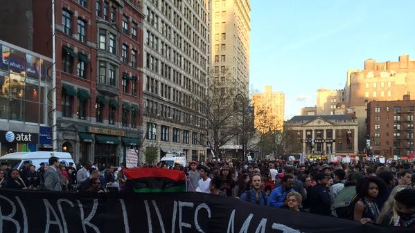 "Життя чорних має значення". З такими гаслами тисячі людей в США вийшли на вулиці