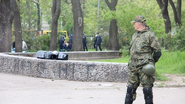 Біля будівлі Іллічівського міськсуду одна за одною спалахнули дві бійки