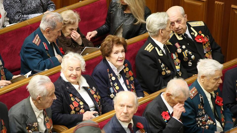 8 мая заседание проходит в торжественной обстановке