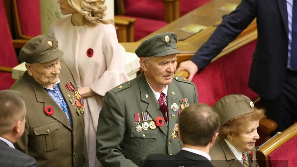 8 мая заседание проходит в торжественной обстановке