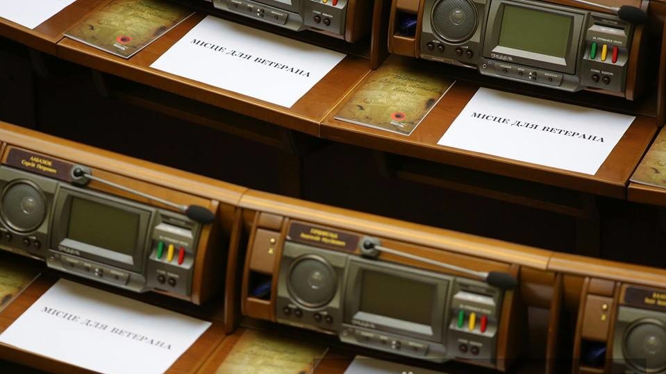 8 мая заседание проходит в торжественной обстановке