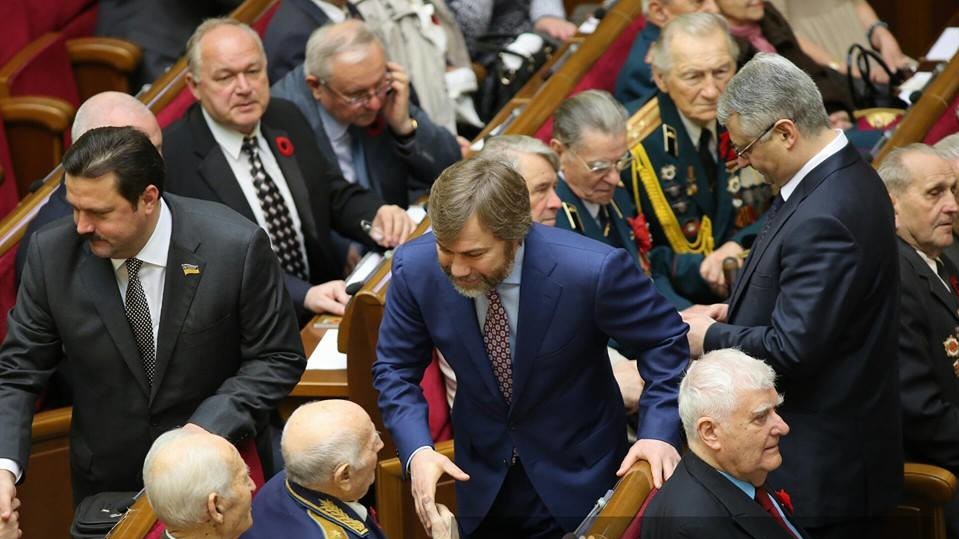 8 мая заседание проходит в торжественной обстановке