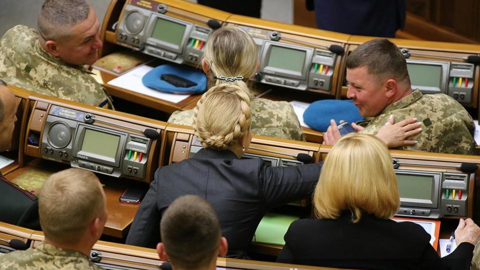 8 мая заседание проходит в торжественной обстановке