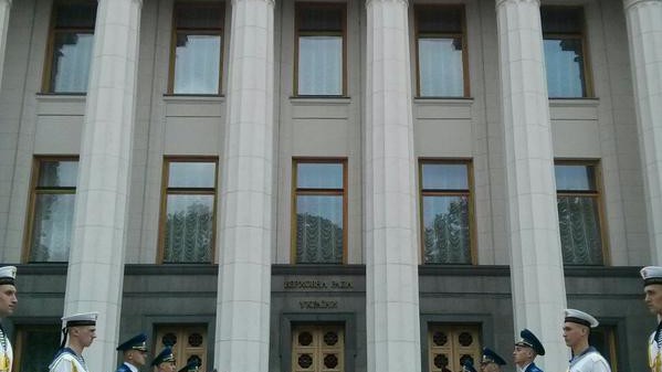 8 мая заседание проходит в торжественной обстановке