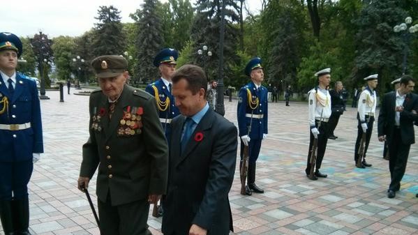 8 мая заседание проходит в торжественной обстановке