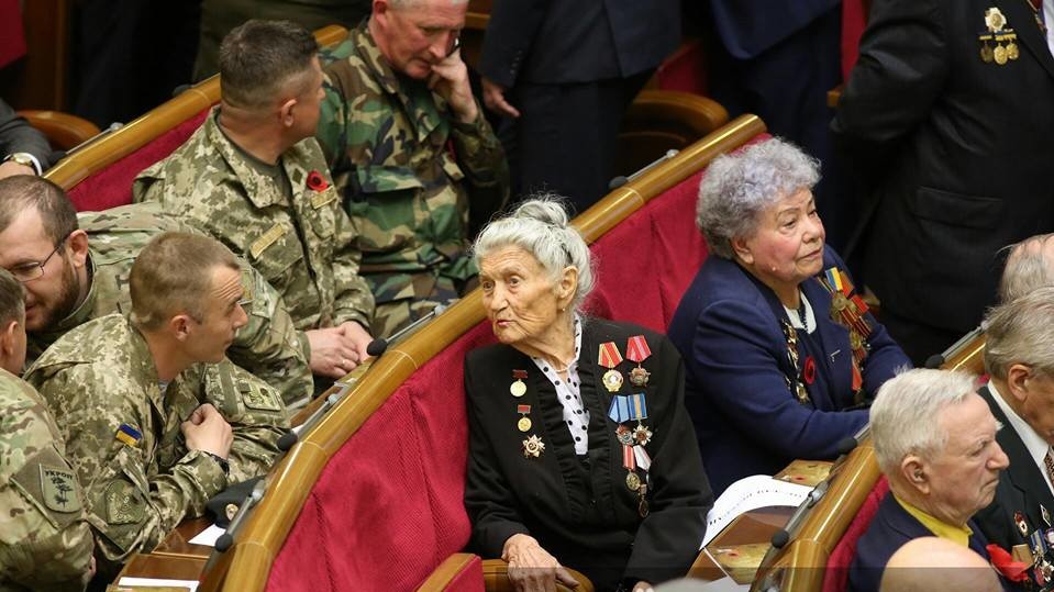 8 мая заседание проходит в торжественной обстановке