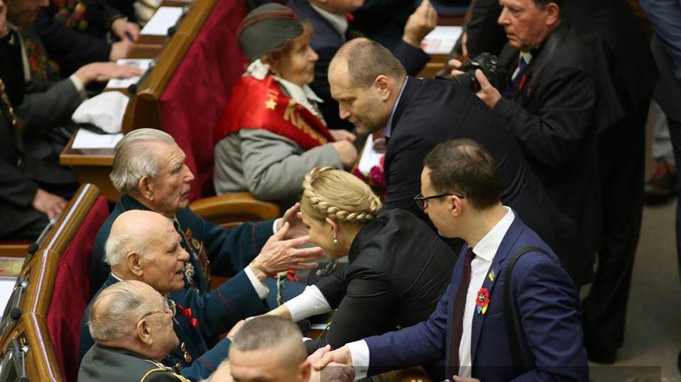 8 мая заседание проходит в торжественной обстановке