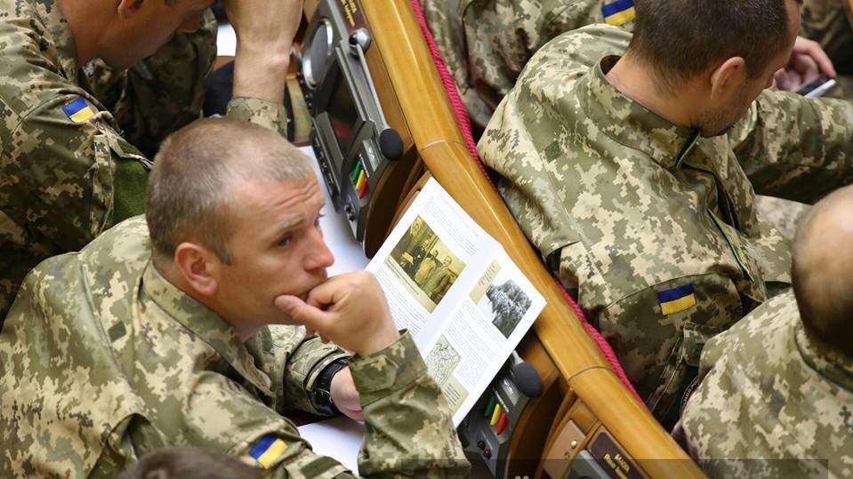 8 мая заседание проходит в торжественной обстановке