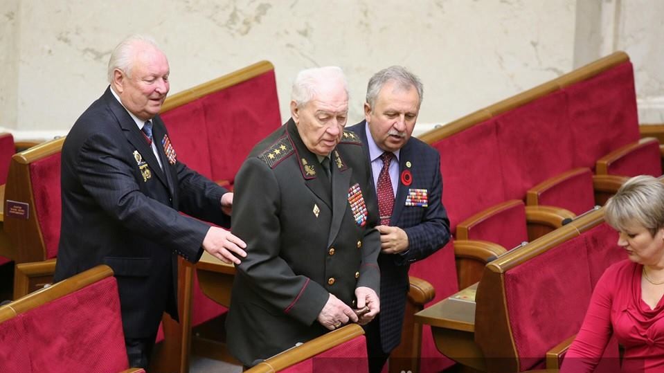 8 мая заседание проходит в торжественной обстановке