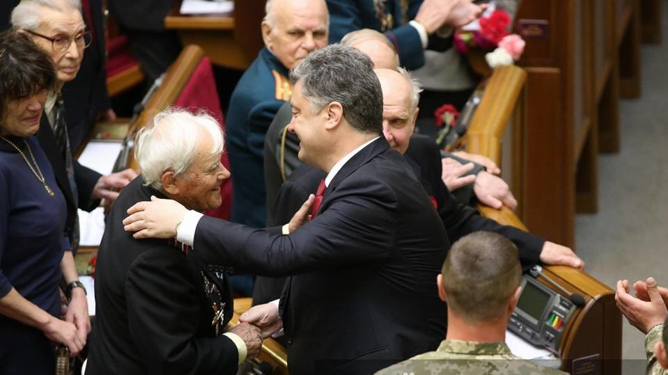 8 мая заседание проходит в торжественной обстановке