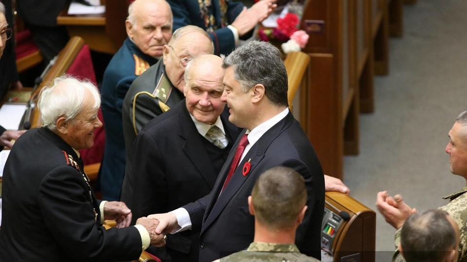 8 мая заседание проходит в торжественной обстановке