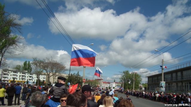 Парад в Симферополе собрал около 20 тысяч человек