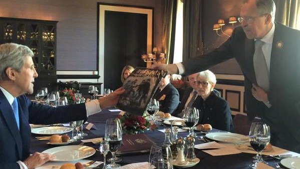 Лавров подарил помидоры и картошку Керри в Сочи