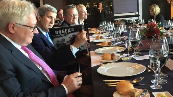 Лавров подарил помидоры и картошку Керри в Сочи