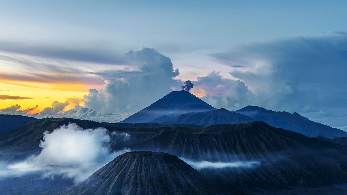 PRADEEP RAJA. Вулкан в Індонезії