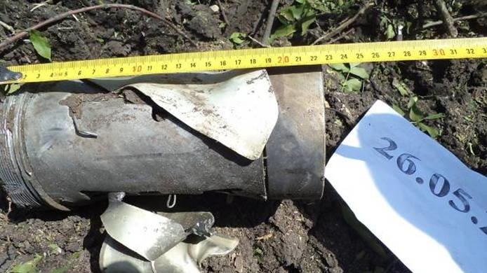 Украинские контролеры продемонстрировали осколки снарядов "Града", которые обрушились на Старобешевку