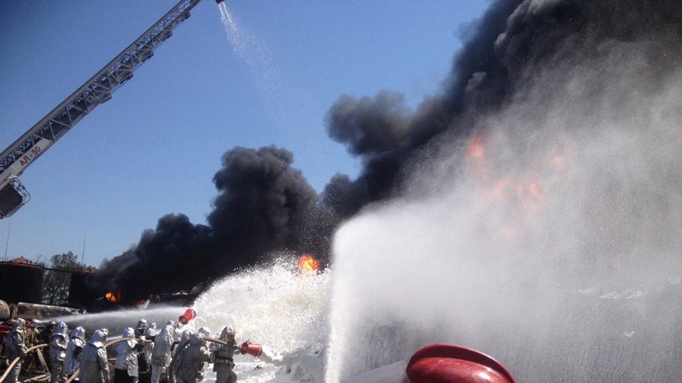 В 12 часов пожарные возобновили пенную атаку