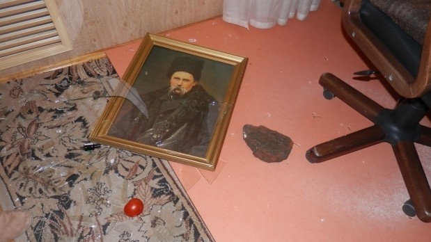 Невідомі розгромили українське консульство у Ростові-на-Дону