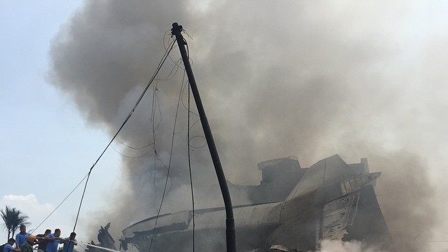 На месте авиакатастрофы собираются жители города