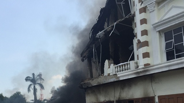 На месте авиакатастрофы собираются жители города