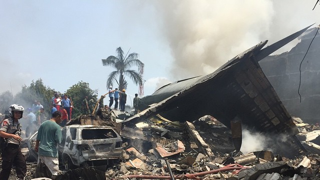 На месте авиакатастрофы собираются жители города