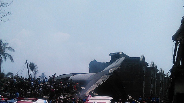 На месте авиакатастрофы собираются жители города