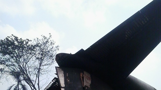 На месте авиакатастрофы собираются жители города