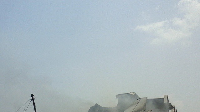 На месте авиакатастрофы собираются жители города