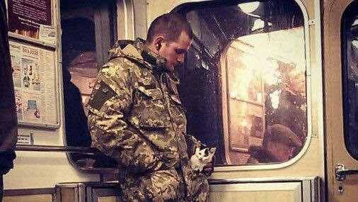 В соцмережах фотографії бійців з тваринами збирають сотні "лайків"