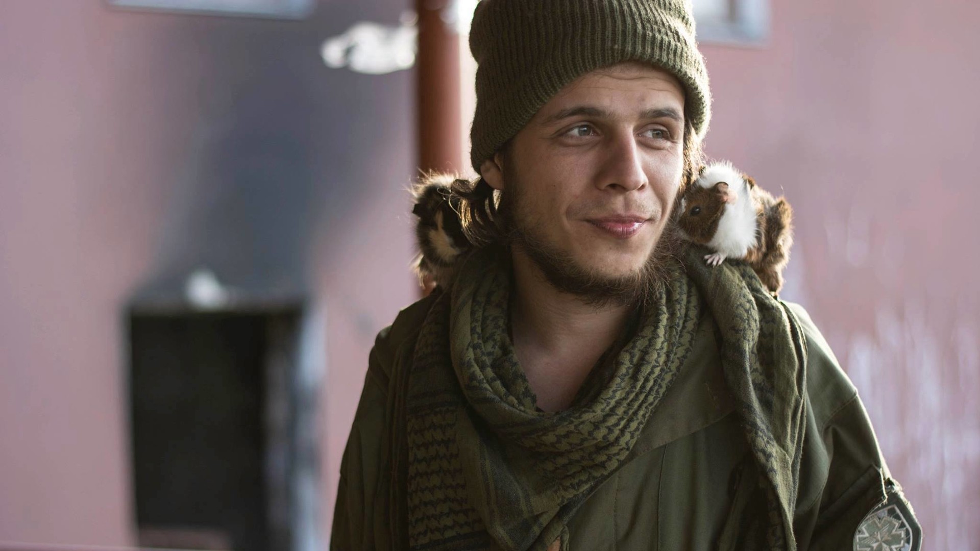 В соцмережах фотографії бійців з тваринами збирають сотні "лайків"