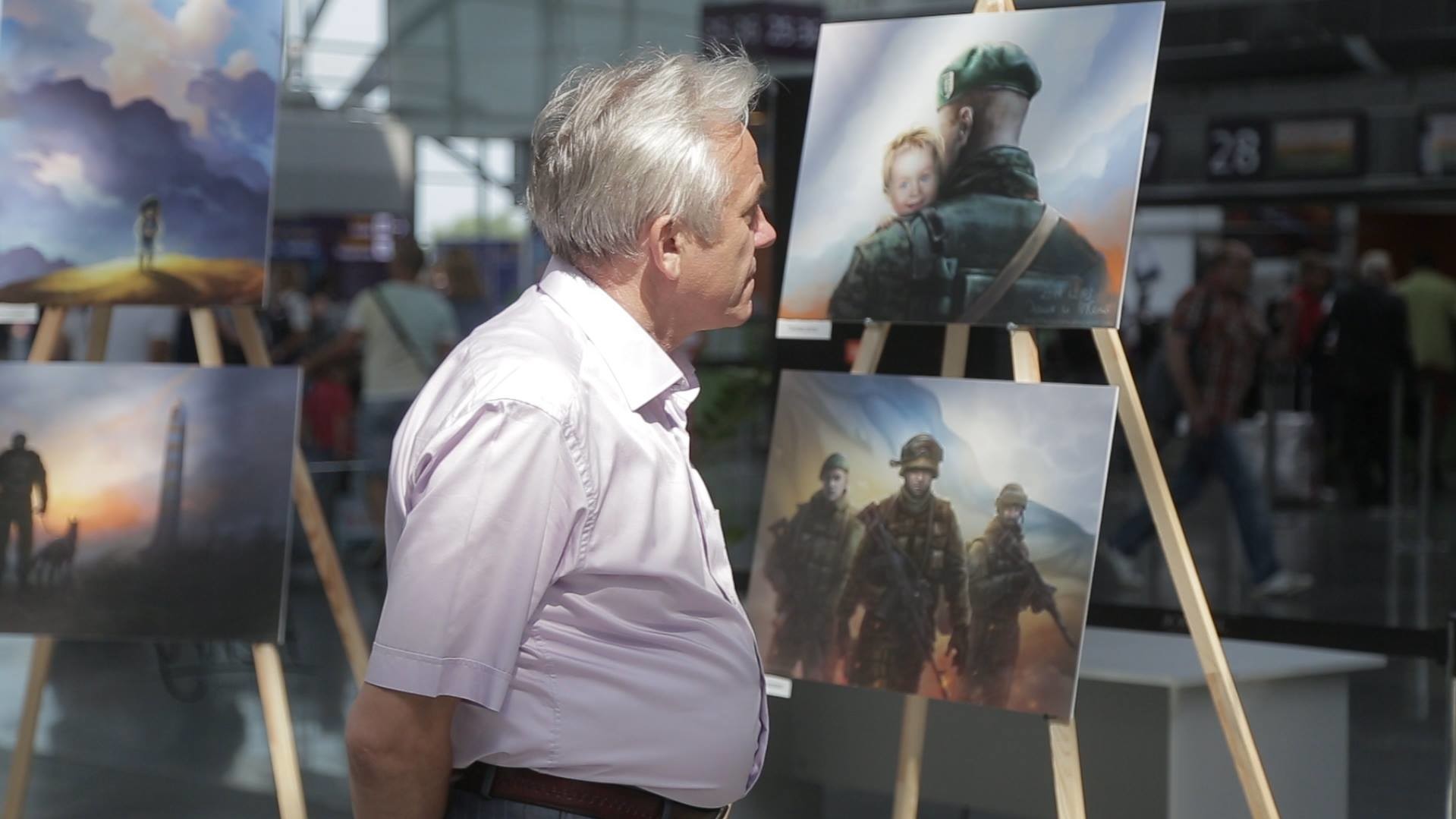 Картини коштують в залі вильотів аеропорту