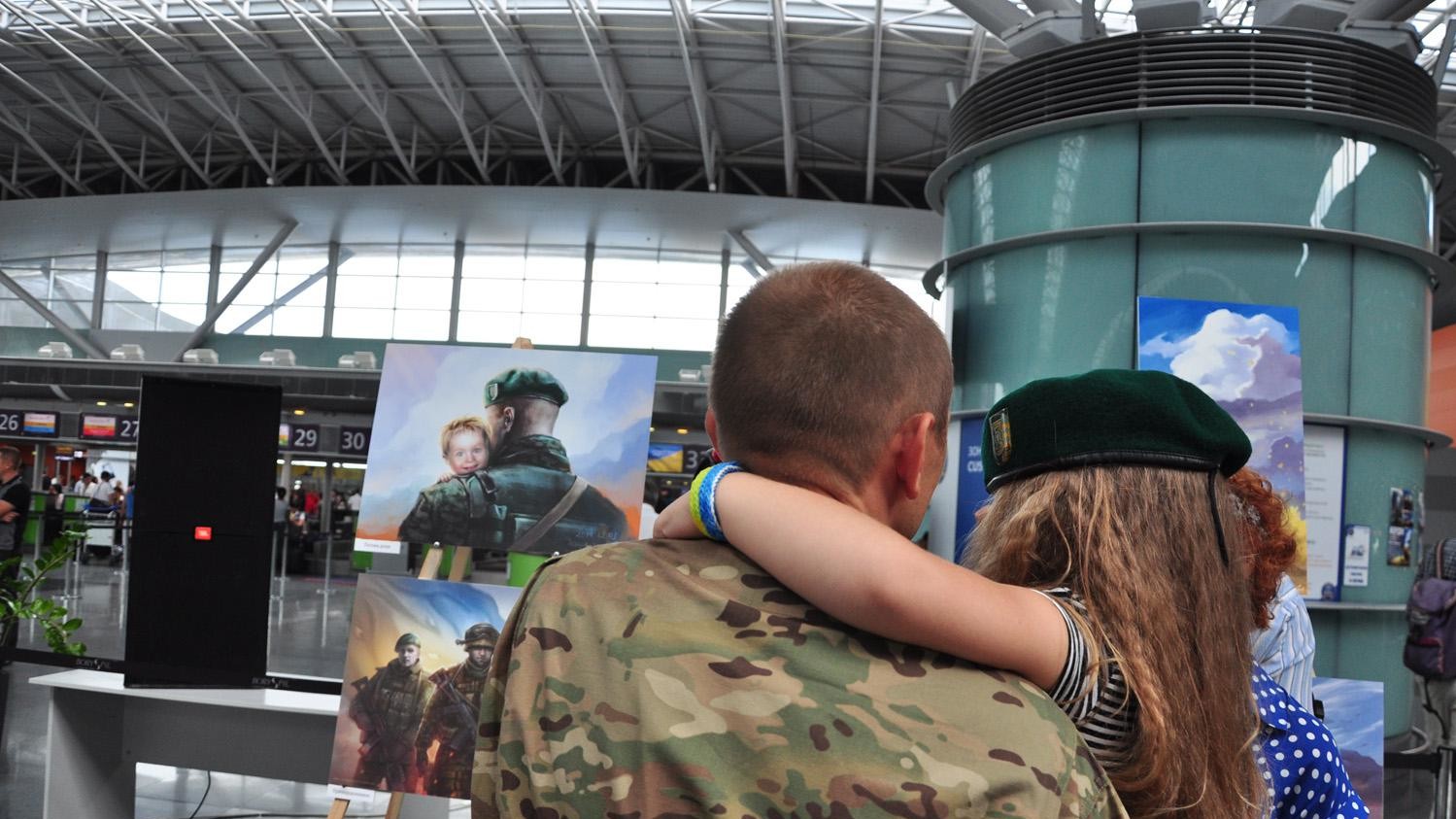 Картини коштують в залі вильотів аеропорту