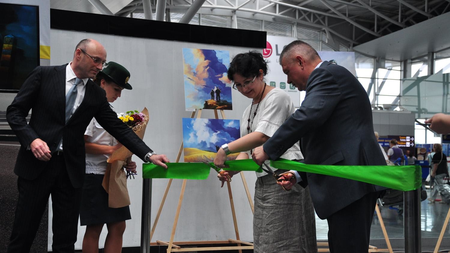 Картини коштують в залі вильотів аеропорту