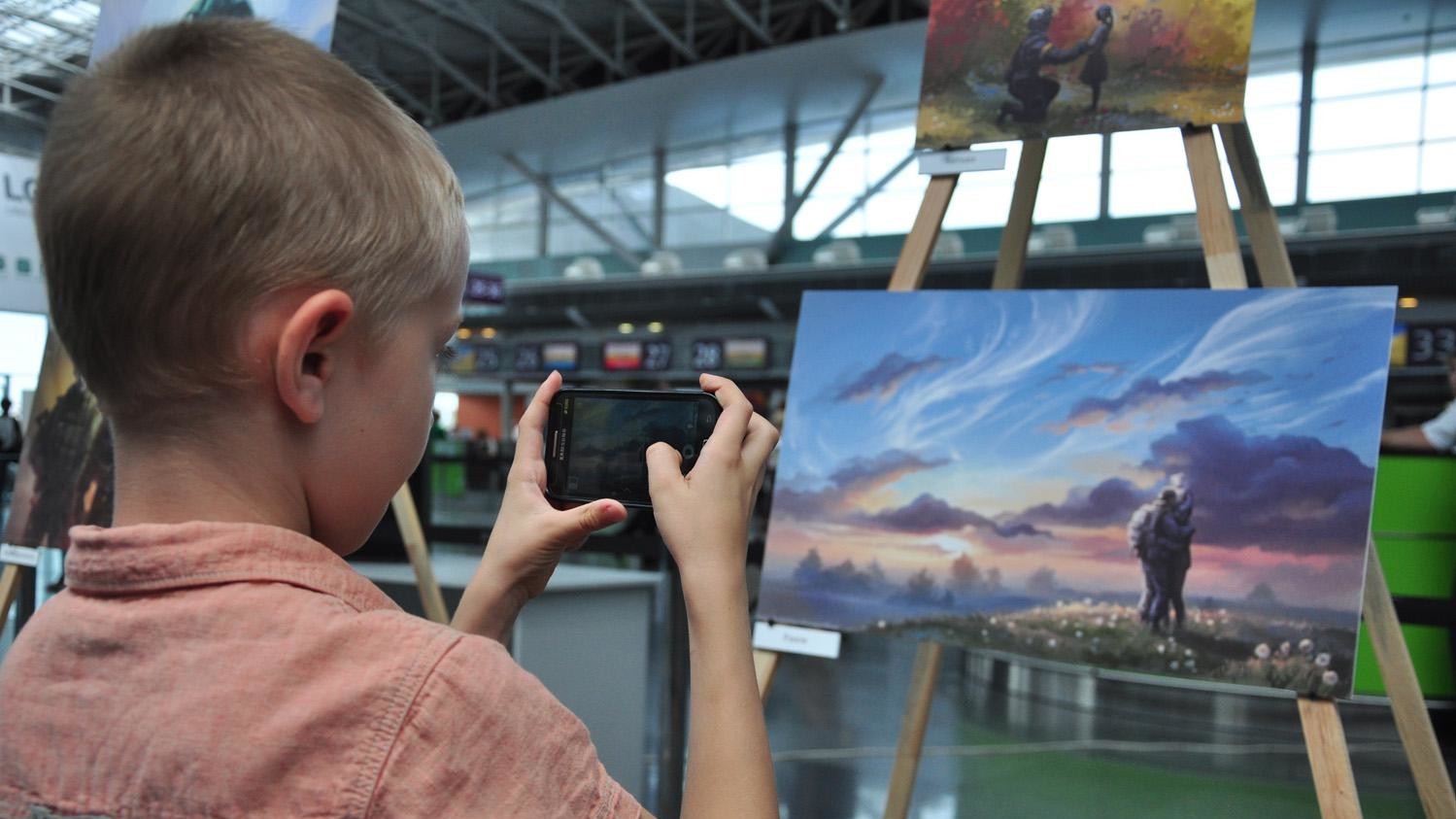 Картини коштують в залі вильотів аеропорту