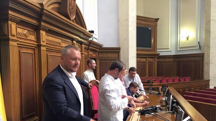 Активисты и депутаты протестуют против изменений в Конституию