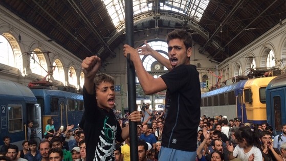 На вокзале Будапешта сотни мигрантов требуют "дорогу"