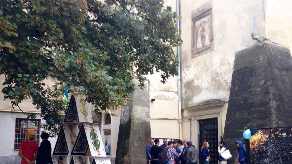 "Картковий будиночок"