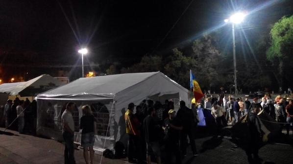 В центре Кишинева вовсю устанавливают палатки
