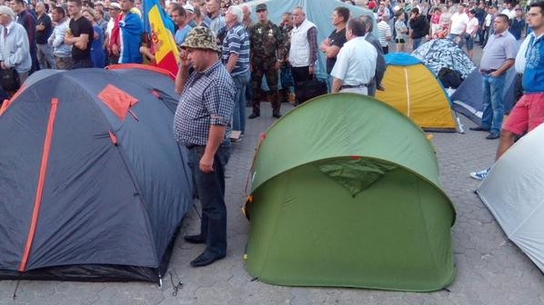 В центре Кишинева вовсю устанавливают палатки