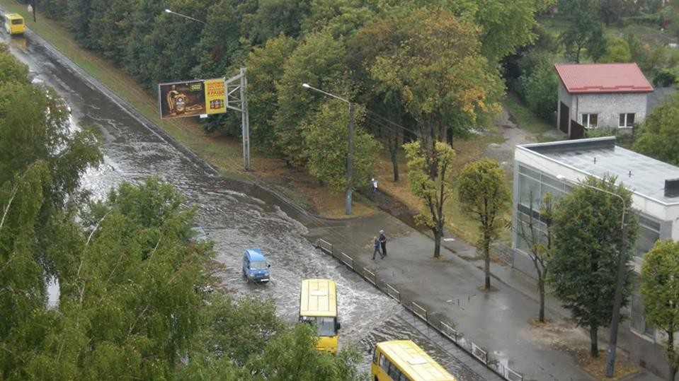 Сильный дождь затопил улицы Львова
