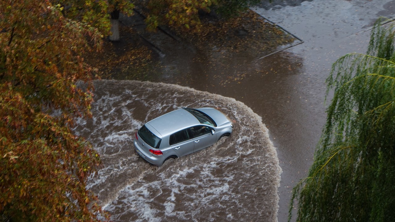 Сильный дождь затопил улицы Львова