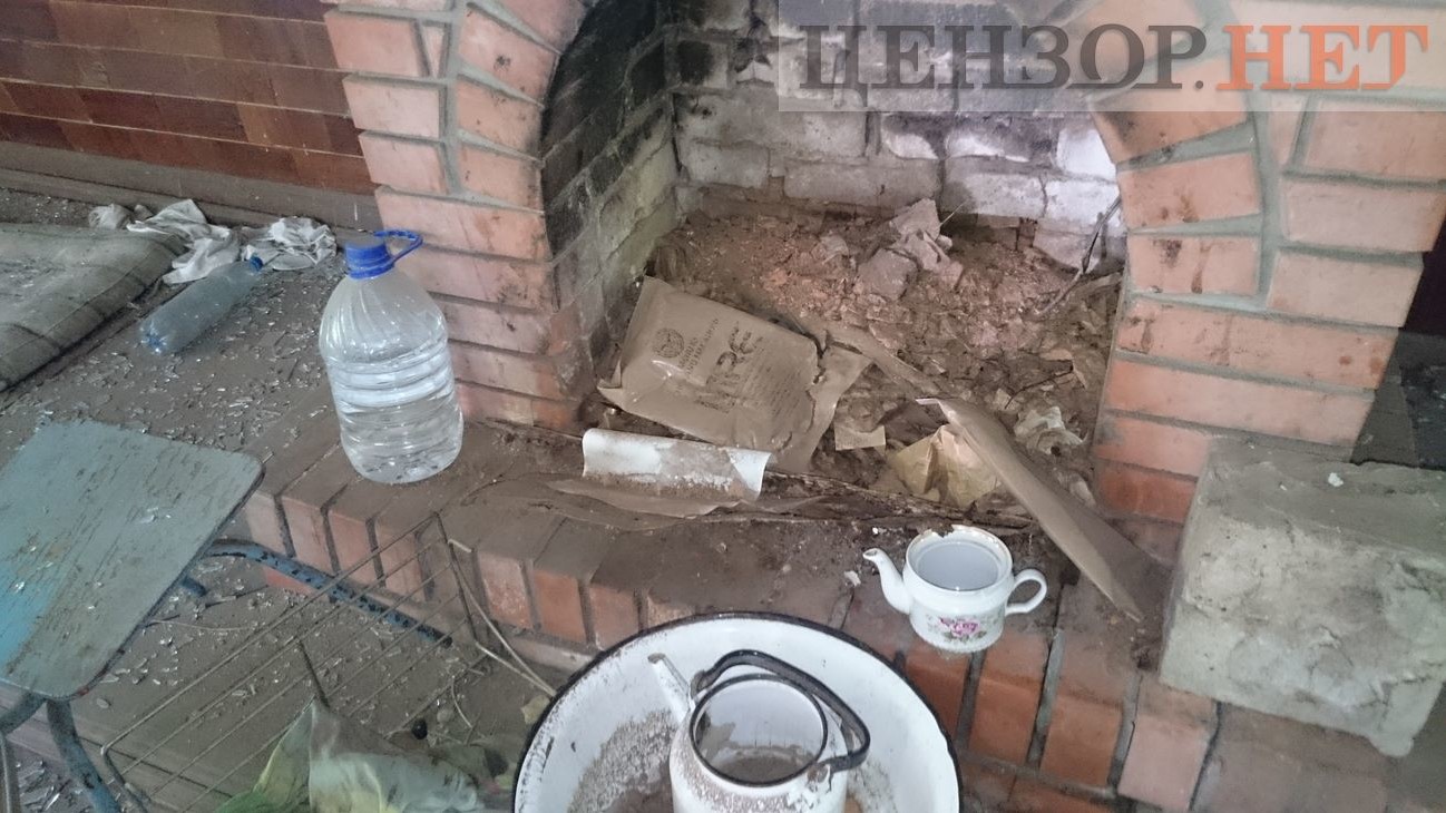 Александров сфотографировал остатки упаковки от американского сухпая МРЕ, которая осталась там после ухода наших военных