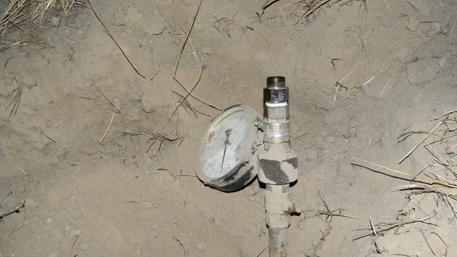 Врезанный в нефтепровод отвод с простейшим манометром не так просто найти без специальной аппаратуры