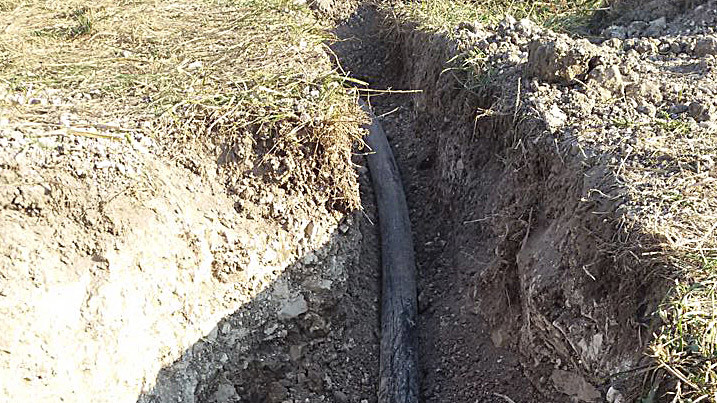 Труба из высокопрочных материалов — отвод от «врезки», обнаруженной в с. Бужок Львовской обл., свидетельствует о промышленных масштабах воровства нефти